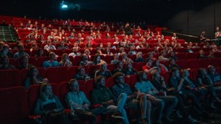 Imagem de uma sala de cinema cheia