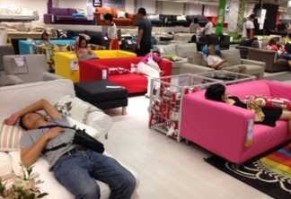Chineses dormem nas lojas da Ikea
