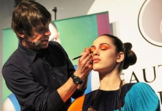 Duda Molinos dá dicas de maquiagem a clientes da Claro