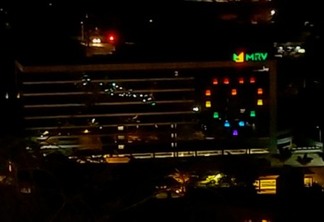 Sede da MRV é iluminada com cores do arco-íris