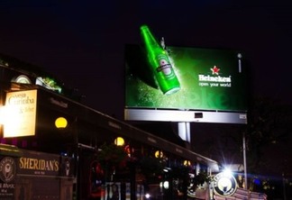 Heineken coloca garrafa gigante em outdoor de Curitiba