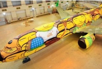 Boeing da Seleção Brasileira recebe decoração de grafiteiros 