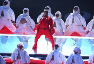 Rihanna arrasa em show com equipe de 800 pessoas no Super Bowl