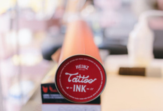 Heinz oferece tatuagens com tinta vermelha da marca no Festival de Cannes