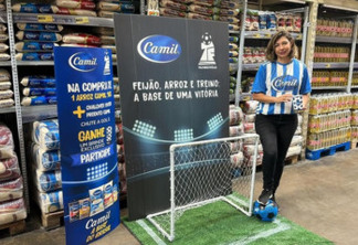 Camil instala mini campo de futebol em supermercados de SP e MG