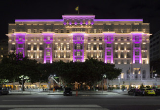 Copacabana Palace é iluminado de rosa em homenagem ao outubro rosa