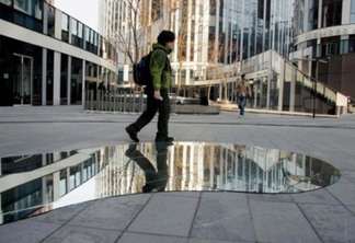Espelhos simulam lagos nas ruas de Pequim