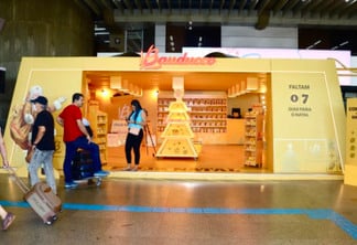 Bauducco instala árvore de Natal e pop-up store no Aeroporto Internacional de Guarulhos