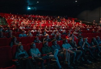 Imagem de uma sala de cinema cheia