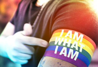 Amstel distribui braçadeiras de futebol com as cores da bandeira LGBTQIAP+ em bares de SP