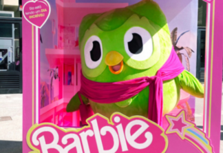 Duolingo coloca sua mascote em caixa da Barbie