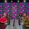 Na foto estão Cindy Feijó, Quércia Andrade, Bibi Amarante e Brenda Maia no estúdio da MAXI para o podcast Na Escuta.
