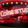 Coca-Cola tem arena 360° imersiva com apresentação de artistas e DJs