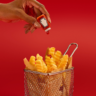 A Heinz apresenta o primeiro emoji de ketchup do mundo real. O pequeno frasco de ketchup Heinz contém o condimento da marca, apesar de não ser adequado para consumo.