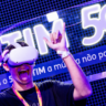 Uma das principais atrações é a experiência de realidade virtual, que permite aos participantes explorar diferentes perspectivas do Morro da Urca e sentir a vibração do palco dos shows.